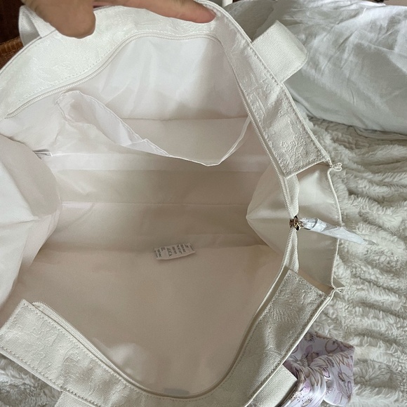 VICTORIA'S SECRET OFF WHITE BAG W/ PURPLE FLORAL SCARF NEW WITH TAGS "FLAW" - Picture 10 of 16